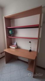 Scrivania con ripiani