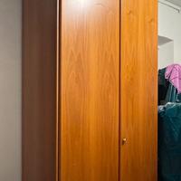 Elegante armadio in legno color ciliegio – stile c