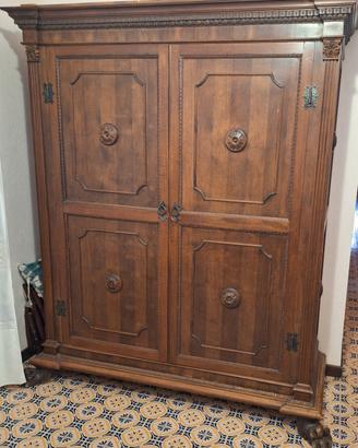 armadio legno intarsiato a mano