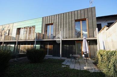 VILLA A SCHIERA A ALBA