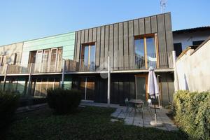 VILLA A SCHIERA A ALBA