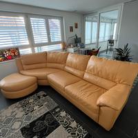 Divano in pelle con pouf