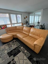 Divano in pelle con pouf