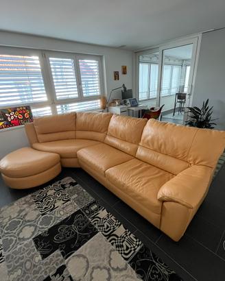 Divano in pelle con pouf