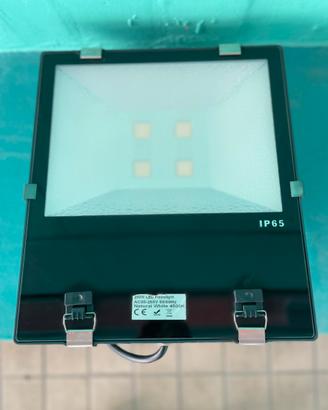 Faro LED 200W usato