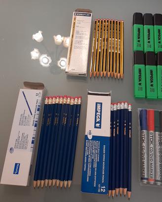 Set n. 36pezzi matetiale scolastico