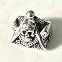 Anello con simboli esoterici 