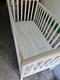 Lettino in legno  con materasso per neonato 