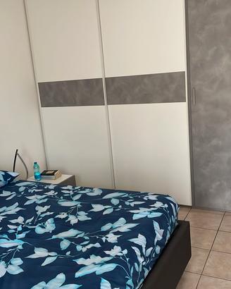 letto matrimoniale con 2 comodini e armadio 5 ante