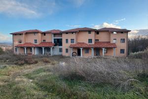 Intera proprietà di 900 mq con 4000 mq di corte