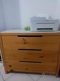 Cassettiera Ikea spaziosa in legno massello