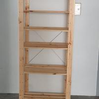 Scaffale in legno naturale con 5 ripiani