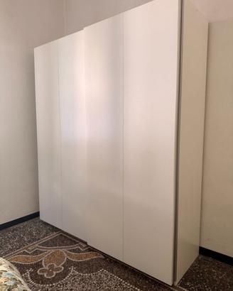 Armadio IKEA PAX bianco con ante scorrevoli