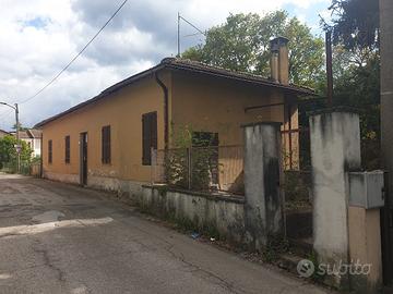 Casa indipendente da ristrutturare, con giardino