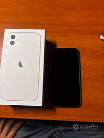Iphone 11 bianco 64 GB tenuto bene non presenta ne