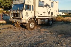 Veicolo 4x4 per lunghi viaggi overland