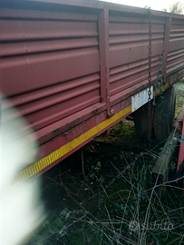 Rimorchio con le rampe e pianale con le sponde