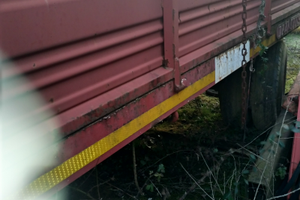 Rimorchio con le rampe e pianale con le sponde