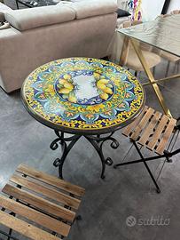 Tavoli maiolicati a mano in pietra lavica