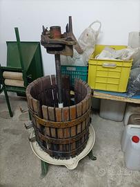 Torchio idraulico per uva