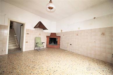 Casa indipendente di 130 m² con più di 5 locali a 