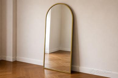 Specchio da terra IKEA ad arco con cornice dorata