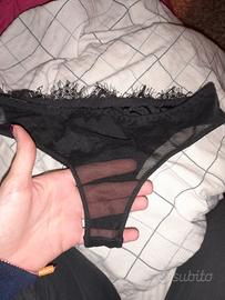 intimo in pizzo nero con dettagli 