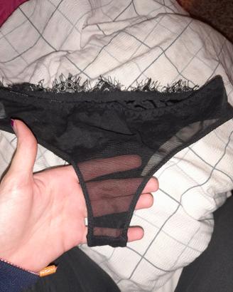 intimo in pizzo nero con dettagli 