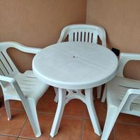 10 tavolini e 24 sedie in plastica