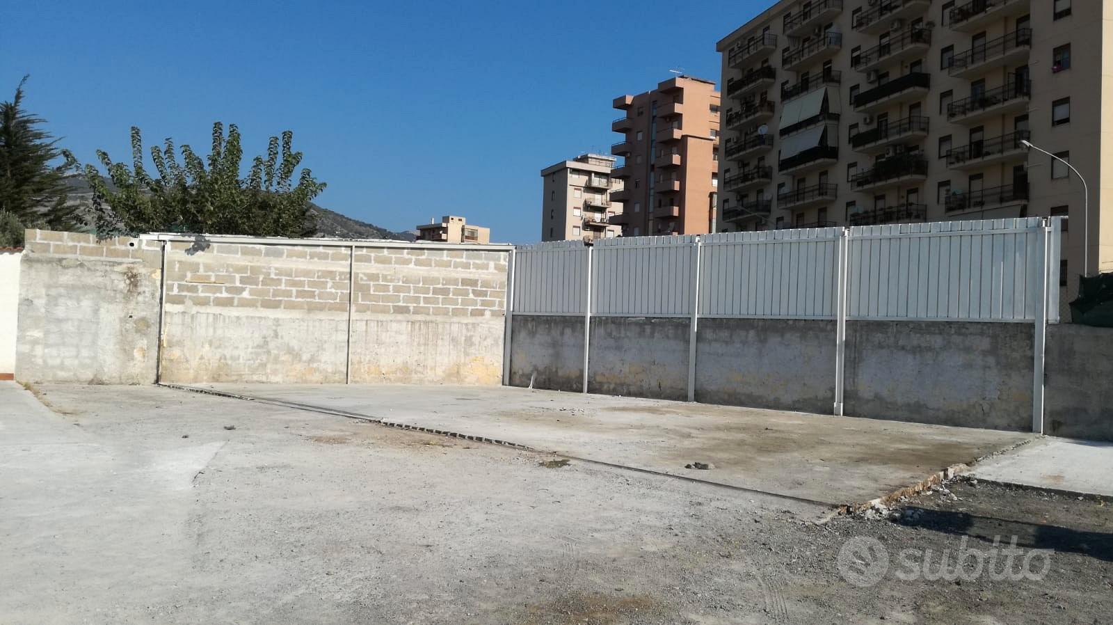 Ampia area adibita a parcheggio - Vista 2