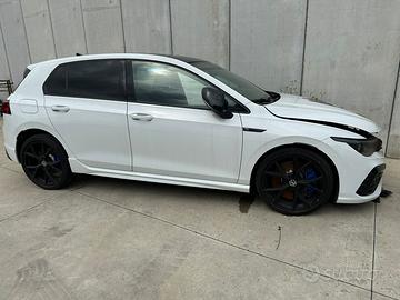Vw golf 8 R frontale bruciato