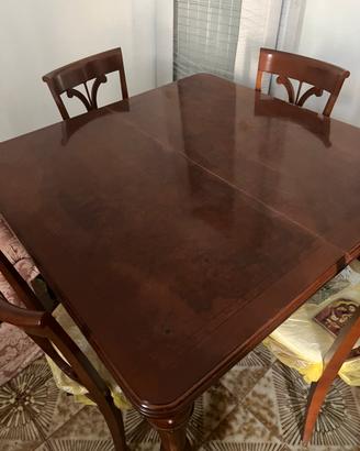 Tavolo da pranzo fornito di 6 sedie