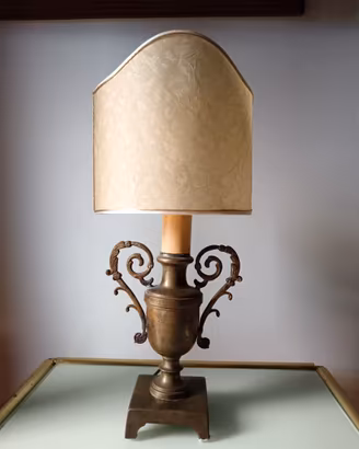 Lampada con antico vaso portapalma in bronzo