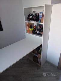scrivania con mensole