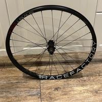 Ruota posteriore Race Factory con mozzo rotto