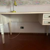 Scrivania con cassetti