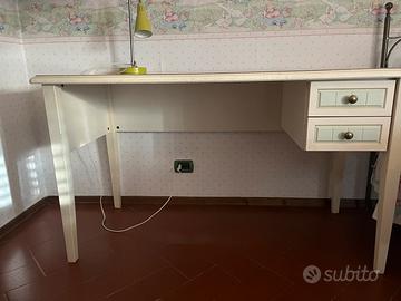 Scrivania con cassetti