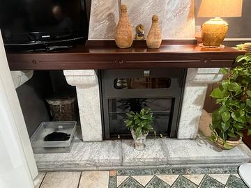 Rivestimento in pietra bucciardata e legno di noce