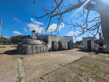 Trullo saraceno con terreno Villa Castelli