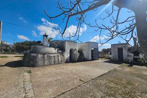 Trullo saraceno con terreno Villa Castelli