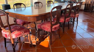 Tavolo antico con sedie