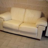 divano color panna in ecopelle due posti