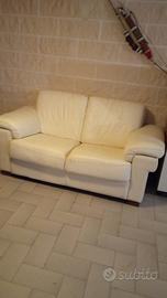 divano color panna in ecopelle due posti