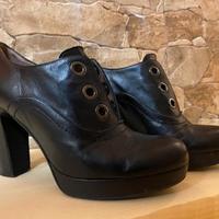 Décolleté / Tronchetti in pelle nera con tacco