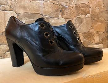 Décolleté / Tronchetti in pelle nera con tacco