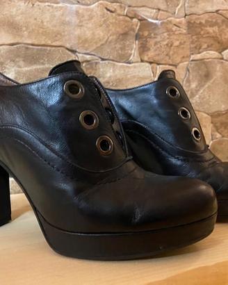 Décolleté / Tronchetti in pelle nera con tacco