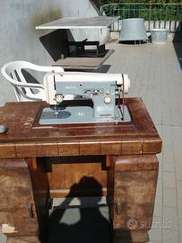 MACCHINA DA CUCIRE MARCA NECCHI DI METALLO.