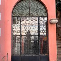 porte ad arco in ferro battuto e vetro