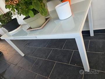 tavolo allungabile con piano in vetro satinat
