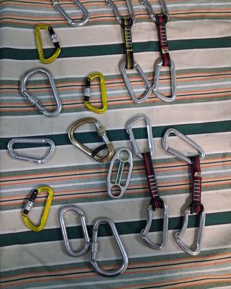 Scarpette e moschettoni da arrampicata